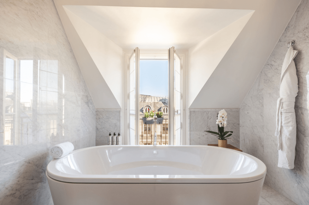 Salle de bain de la Suite Montalembert 81 avec vue et fênetre ouverte