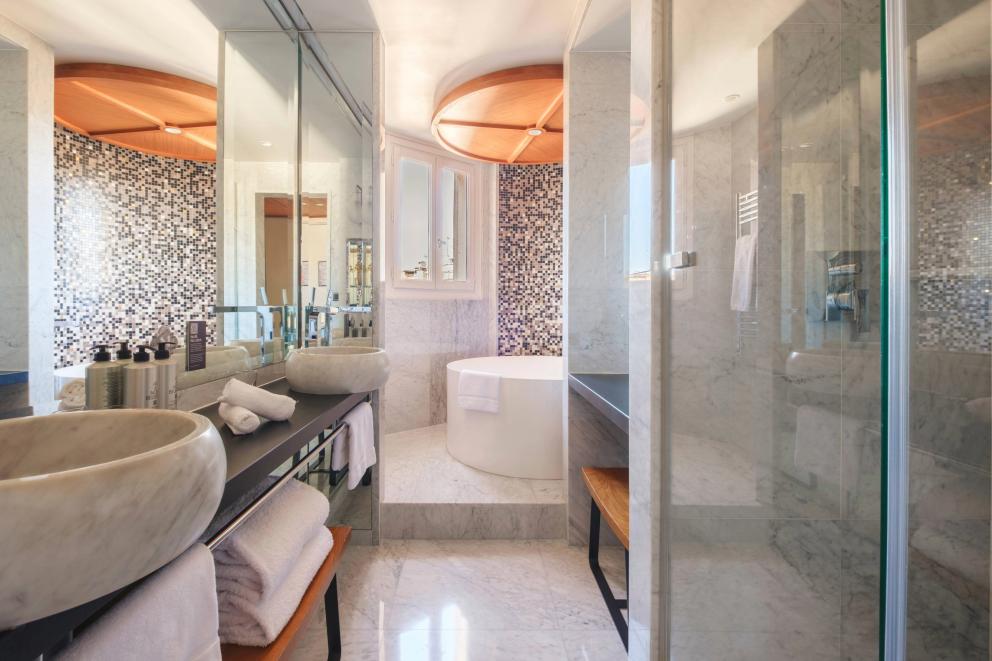 Salle de bain de la Suite Montalembert 82 avec baignoire ronde