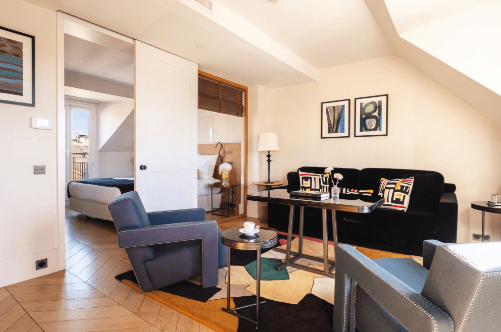 Salon de la Suite Montalembert 81 avec perspective vers la chambre